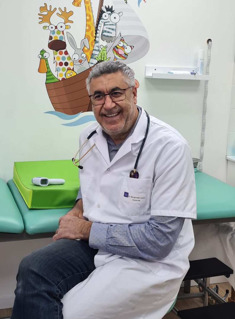 Photo du Dr Kamal Boukhari dans son cabinet médical.