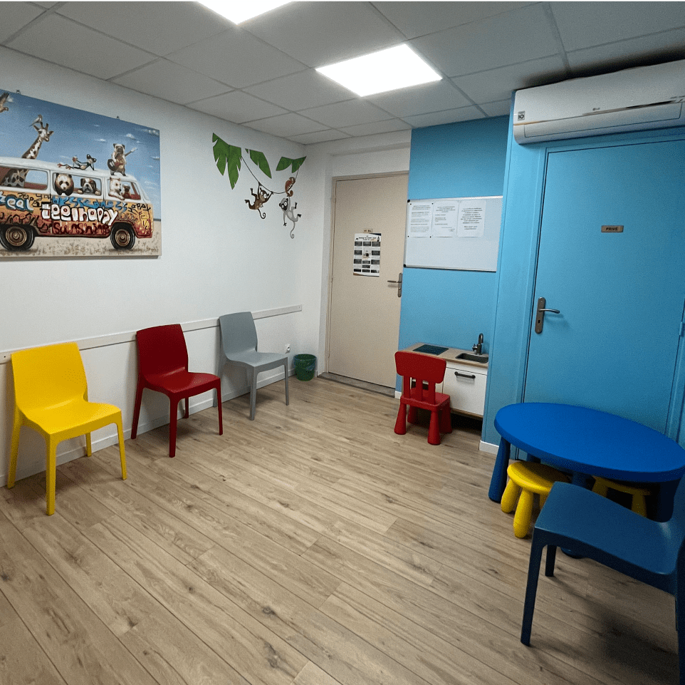 Salle d'attente du cabinet de pédiatrie.